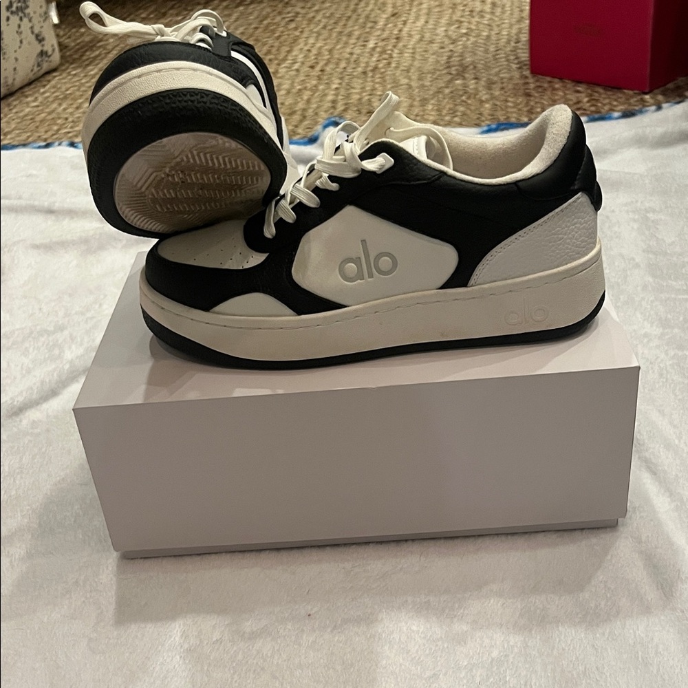 Like New!!! ALO Recovery Mode Sneaker. Size Women’ 8.
